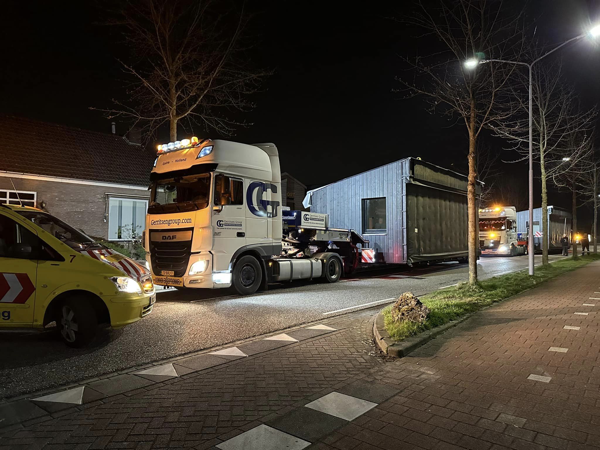 Exceptioneel breedte vervoer van een prefab woning door Gerritsen Group vrachtwagen.