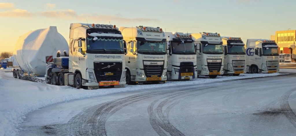 6 Gerritsen Group vrachtwagens in de sneeuw